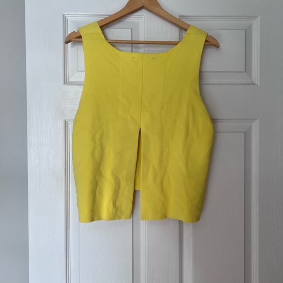 BCBG Max Azria daffoldil yellow crop top, with slit back - Size large - Picture 6 of 7